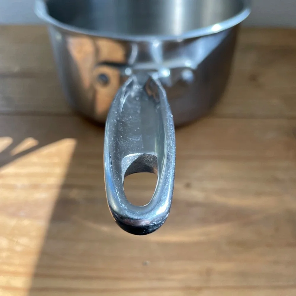 CALPHALON 87022, 2.5 QT/2.3L pot, NO LID,‎ Pre-owned SAUCE PAN.